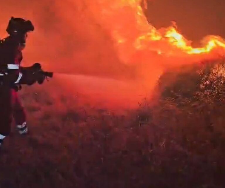 El operativo evita que el gran incendio de Orés entre en la Sierra de Santo Domingo y protege Luesia y Uncastillo El operativo trabaja en el incendio de Orés, uno de los incendios activos en Aragón hoy.