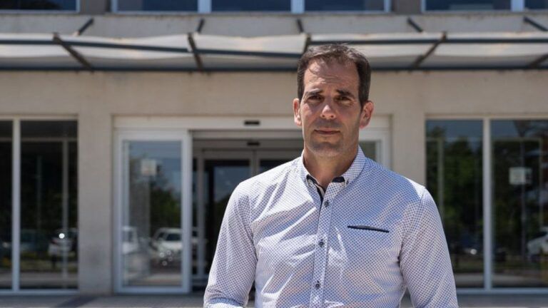 Daniel Gracia portavoz del PSOE Barbastro a las puertas del Hospital de Barbastro.