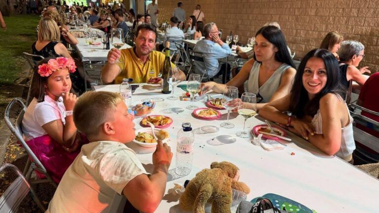 Dónde comprar las pulseras del Festival Vino Somontano 2026 en Barbastro familia disfrutando del Festival vino somontano