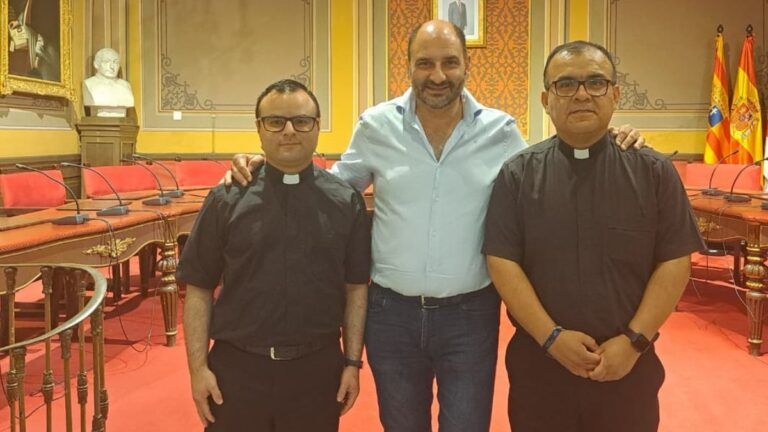 El alcalde Fernando Torres junto a los sacerdotes Jaime Cruz y Omar Quilcaro en el Salón de Plenos de Barbastro.