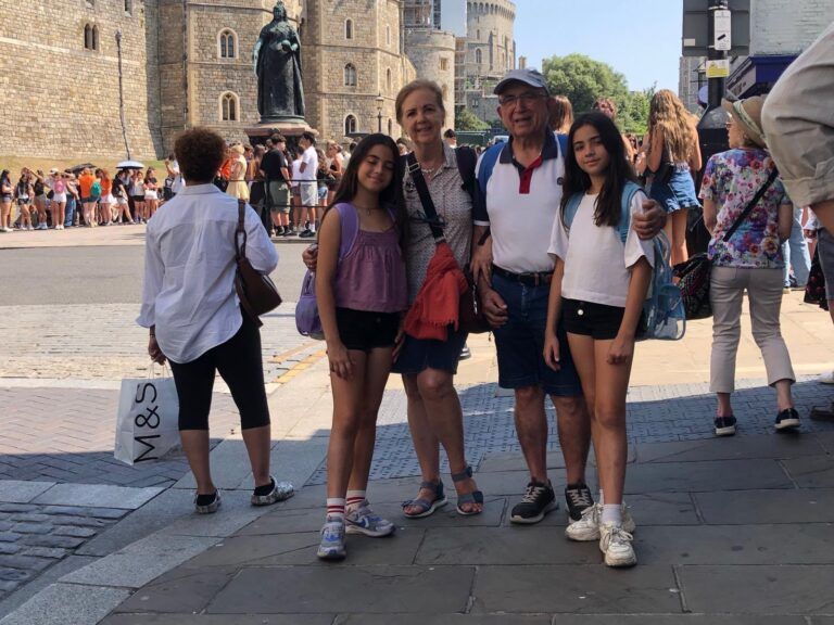 Lara y Adriana junto a sus abuelos