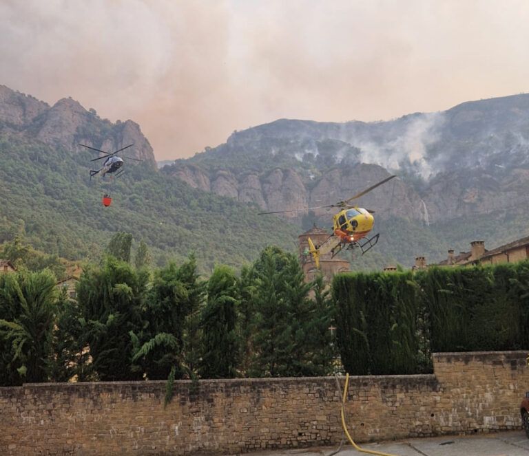 El operativo contiene durante la noche el avance del incendio de Las Peñas de Riglos hacia los núcleos de población Incendio en Las Peñas de Riglos.