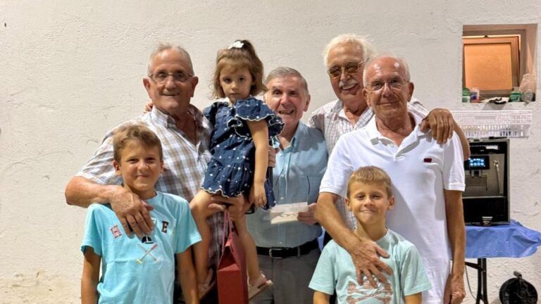 La Val d’Alferche cierra unas jornadas marcadas por la convivencia y la tradición abuelos y nietos compartiendo durante las Jornadas Culturales Val d’Alferche 2026