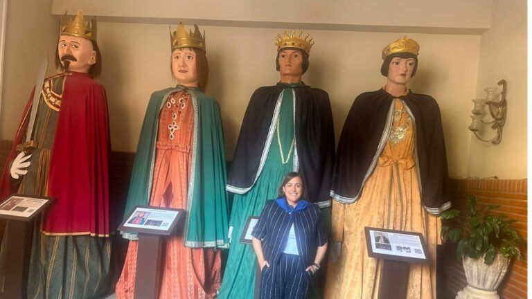Aida Ribalta en el Ayuntamiento de Barbastro junto a los Gigantes de la ciudad