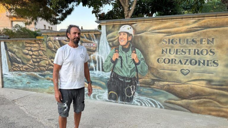 El jardín de Sandra, un mural para mantener viva su memoria David Gatta junto al mural dedicado a Sandra Salamero en Barbastro