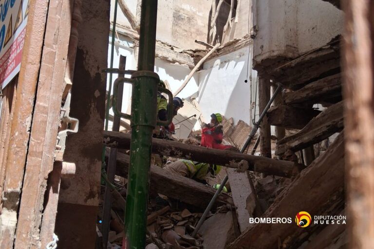 Bomberos trabajan entre los escombros tras el derrumbe de un edificio en obras en Sariñena