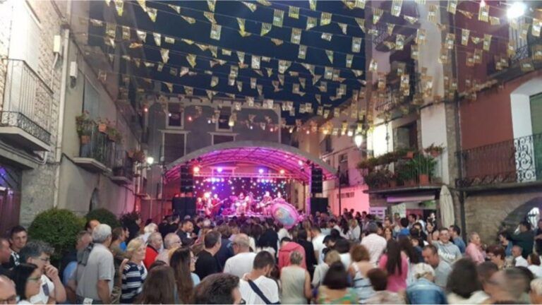 Campo: Es tiempo de fiestas Fiestas de Campo con numeroso público durante una actuación musical