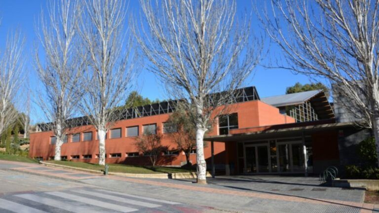 Barbastro mantiene abierto hasta el 7 de septiembre el plazo para optar a la reforma de la instalación fotovoltaica del pabellón Ángel Orús