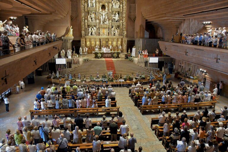 Devotos de 36 advocaciones marianas honran a la Virgen María en Torreciudad Virgen María en Torreciudad