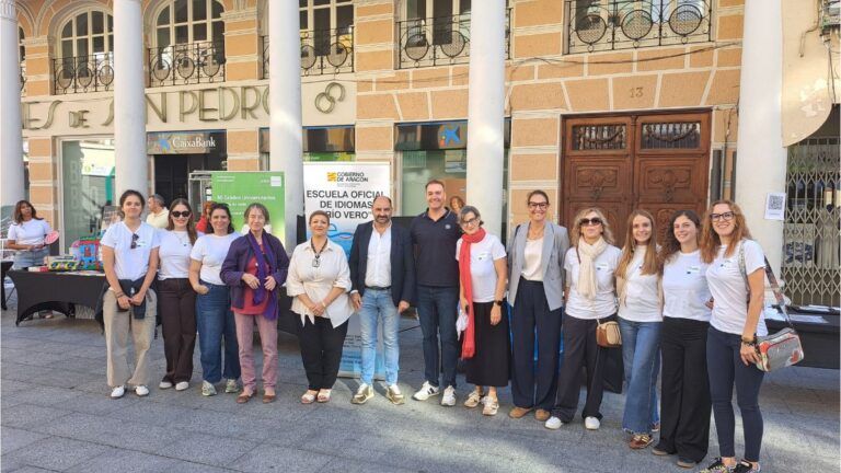 Participantes en la Feria de los Idiomas de Barbastro 2026 en la plaza del Mercado