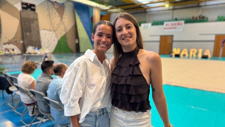 Inés Bergua, a la izquierda, junto a María López Galindo durante la gala Un paso por María en Barbastro