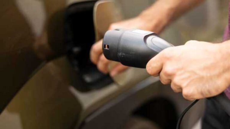 ¿Qué permisos necesito para poner un punto de recarga en mi garaje? Conector de carga para coche eléctrico en un garaje
