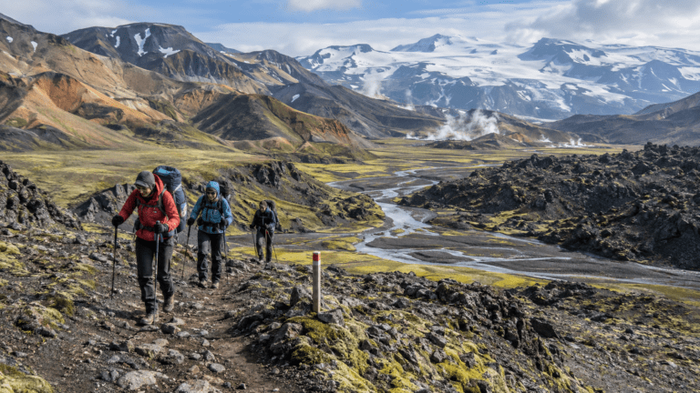 Senderistas recorriendo la Ruta Laugavegur en Islandia entre montañas volcánicas, ríos y glaciares
