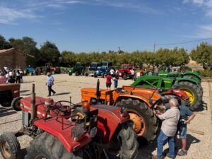 Encuentro de tractores clásicos en Azlor con una treintena de vehículos