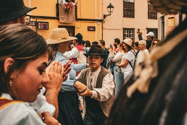 Un evento para todas las generaciones: crear una jornada cultural en la que todos puedan participar imagen de una jornada cultural en un pueblo