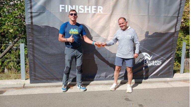 Julián Migales y Alejandro Castarlenas, de Montañeros de Aragón de Barbastro, tras completar la Canfranc 100K