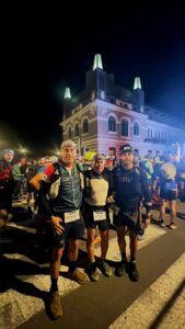 Tres corredores de Montañeros de Aragón de Barbastro antes de tomar la salida de la Canfranc 100K en Canfranc