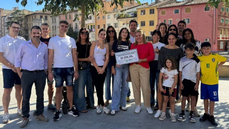 La Peña 96 Grados recauda 10.229,29 euros para investigar la enfermedad de Alexander Entrega del cheque de 10.229,29 euros recaudados en Barbastro para la investigación de la enfermedad de Alexander