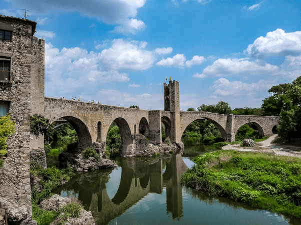 Rutas en coche por el norte de España: itinerarios para descubrir pueblos con encanto Puente medieval de Besalú en una ruta en coche por el norte de España