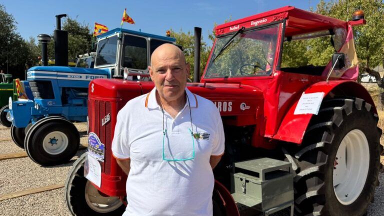 Eugenio Cabau junto a varios tractores clásicos en Azlor