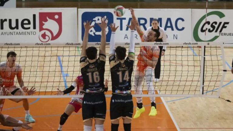 Voleibol en Barbastro, imagen de un partido de Superliga con una jugada junto a la red