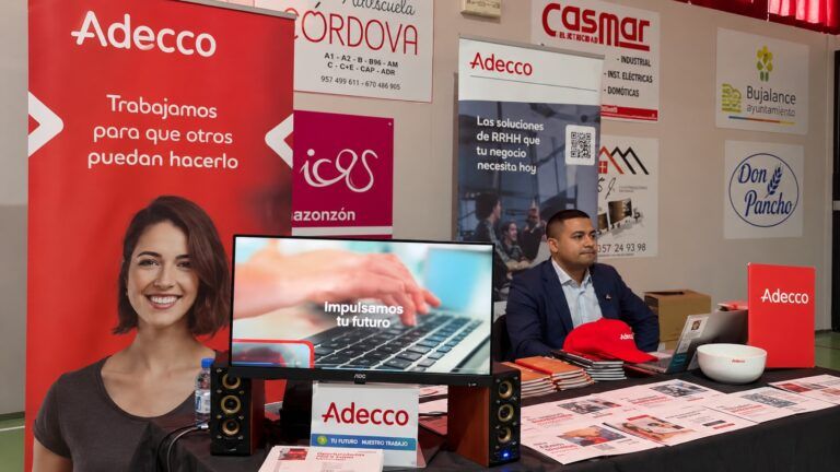 Adecco Barbastro acerca al Salón 3E de Monzón ofertas de empleo de empresas de la zona Stand de Adecco en el Salón 3E de Empleo, Educación y Empresa de Monzón, con su responsable de Barbastro, Jorge Grasa.