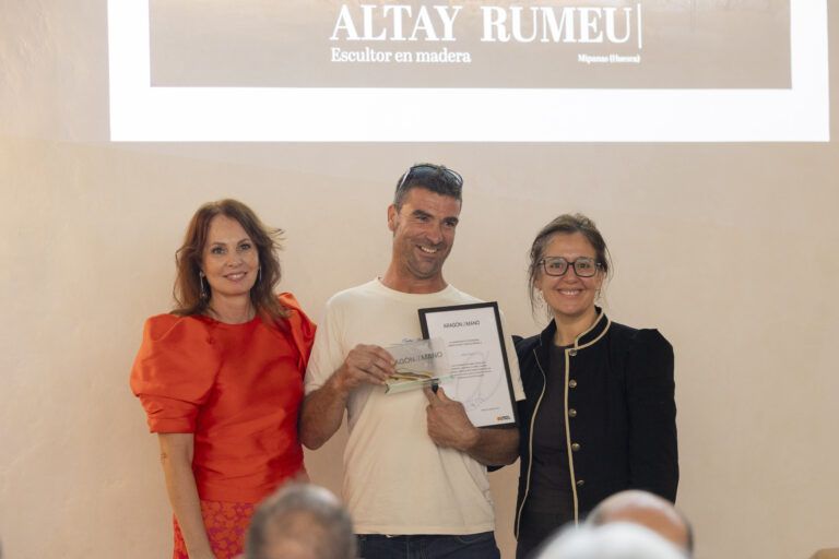 Altay Rumeu muestra su reconocimiento como embajador de interiorismo de Aragón a Mano durante el acto en Zaragoza.