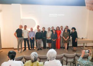 : Altay Rumeu posa con el grupo de participantes en el acto de Aragón a Mano en el Restaurante Carcas de Zaragoza.