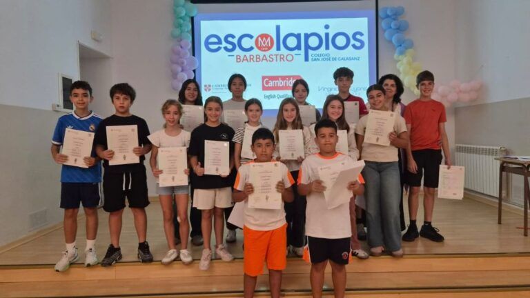 El alumnado del San José de Calasanz de Barbastro recibió sus certificados Cambridge Alumnos del San José de Calasanz de Barbastro posan con sus certificados Cambridge ante una pantalla con el nombre del colegio.
