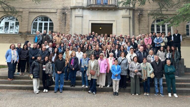 Fotografía de grupo de los participantes en la Asamblea de Cáritas Barbastro-Monzón celebrada en la Casa de la Iglesia de Barbastro.