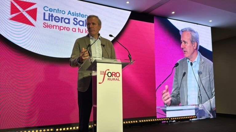 Jorge Azcón en Binéfar durante el Foro Rural Somos Litera