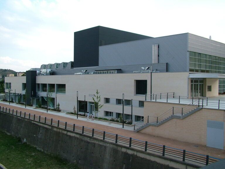 El Ayuntamiento de Barbastro licita las obras de reacondicionamiento de las cubiertas del Palacio de Congresos por 266.362 euros Centro Congresos Barbastro