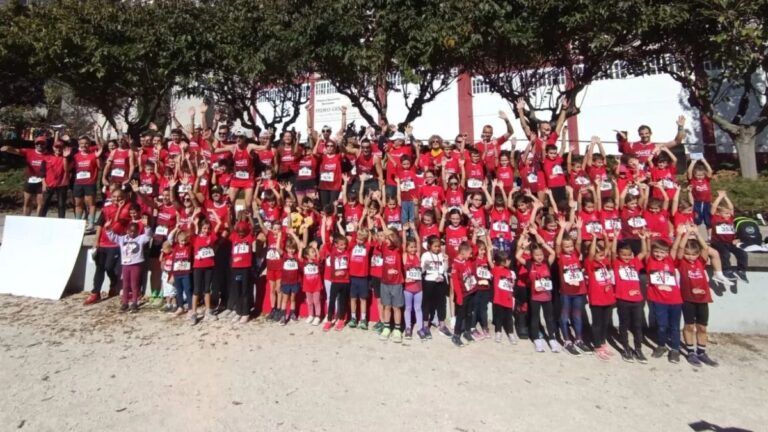 El VII Cross Pómez reúne a 350 atletas en Barbastro con victorias de Carlos Fernández y Marta Lasheras Niños y adultos de Atletismo Pómez Barbastro posan con las camisetas del club en el parque de la Mina.