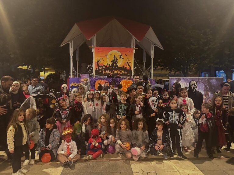 Niños y adultos disfrazados en la celebración de Halloween de 2025 del barrio de San Fermín de Barbastro.