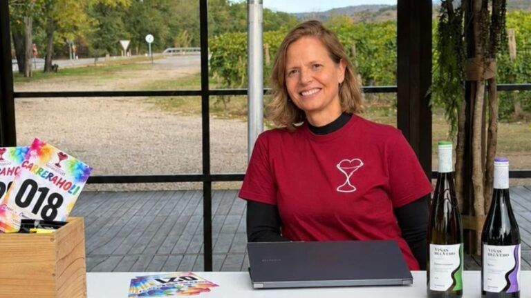Mónica Fornieles, creadora de Experiencias Somontano en Estada «A veces buscamos lejos lo que tenemos al lado de casa» Mónica Fornieles, creadora de Experiencias Somontano, durante la carrera de colores en Viñas del Vero.