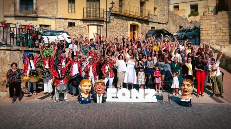 Casi cien mujeres y niñas de Fonz se unen en un lipdub por el Día de la Mujer Rural Casi cien mujeres y niñas de Fonz participan en el lipdub del Día de la Mujer Rural
