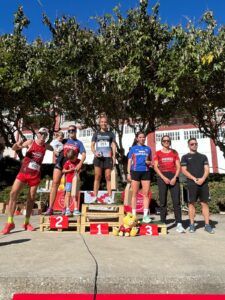 Las tres primeras clasificadas del VII Cross Pómez Barbastro posan en el podio con sus trofeos.