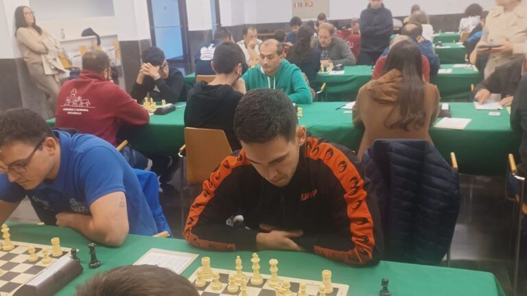Estadilla acogió las rondas decisivas del Provincial de Ajedrez de Huesca Jugadores disputando partidas del Provincial de Ajedrez de Huesca en el Espacio Cultural Buñero de Estadilla.