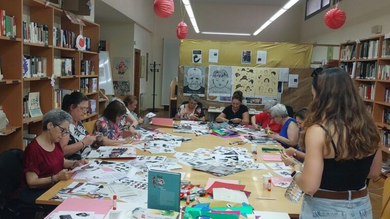 Participantes elaboran composiciones con recortes y papeles de colores durante un taller en la Biblioteca Municipal de Castejón del Puente.