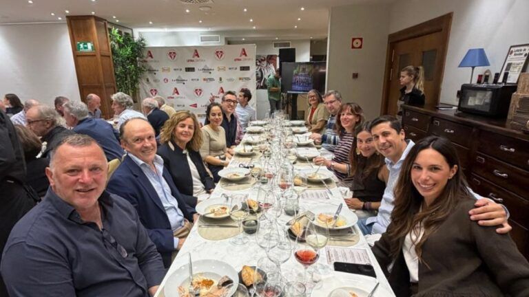 Asistentes al encuentro de Unión Basket Barbastro sentados alrededor de una mesa en el Restaurante Gran Hotel.
