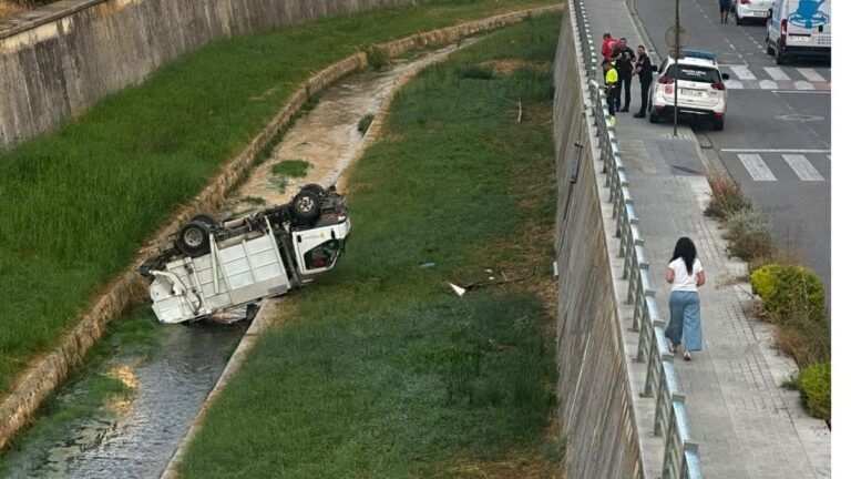 Camión de la Comarca de Somontano volcado en el río Vero en Barbastro