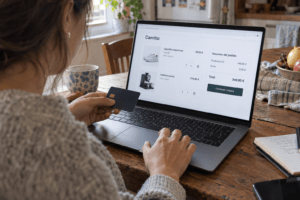Mujer realizando una compra online durante Cyber, con el carrito en pantalla y una tarjeta en la mano.