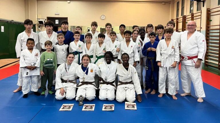 El Club Judo Barbastro suma tres medallas en la Supercopa de España de Avilés Foto de grupo del Club Judo Barbastro en el tatami, con cuatro judokas delante mostrando sus medallas.
