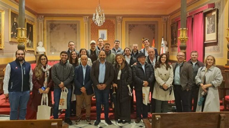 FERMA cerró su misión comercial con 50 reuniones entre compradores internacionales y empresas aragonesas Fotografía de grupo de los participantes en la misión comercial de FERMA 2026 en un salón institucional.
