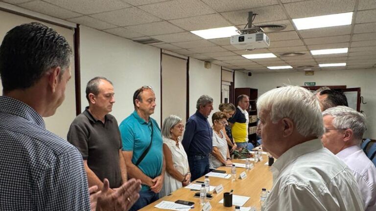 Miembros del Consejo Comarcal del Somontano durante el minuto de silencio por Miguel Bravo