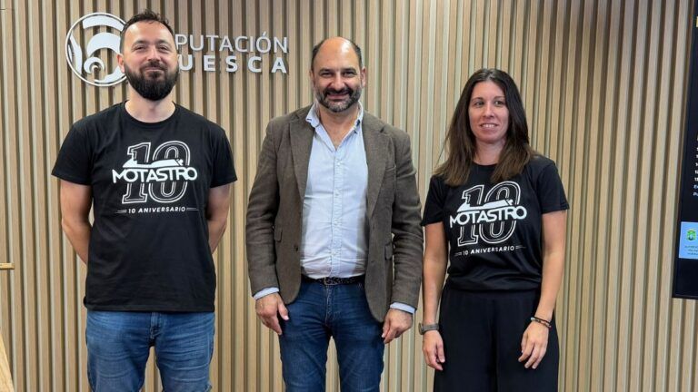 Motastro 2026 vuelve a Barbastro este fin de semana con motos, gastronomía y exhibiciones Tres participantes en la presentación de Motastro 2026 en la Diputación de Huesca, dos de ellos con camisetas del décimo aniversario.