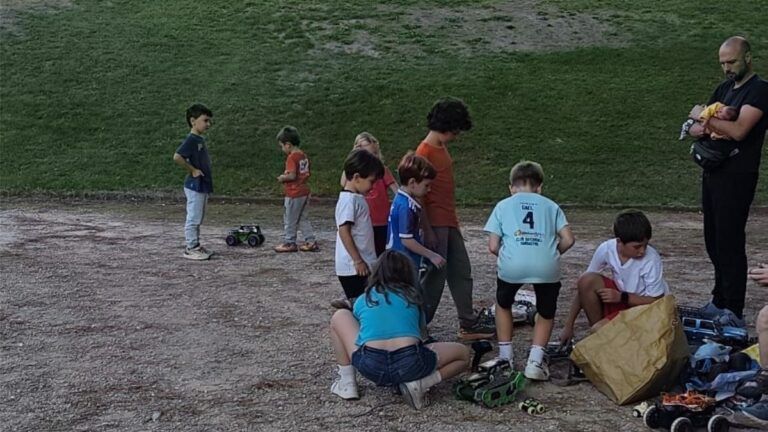 La iniciativa de un niño reúne a unas 50 personas en la primera quedada de coches RC de Barbastro Niños y adultos participan en la primera quedada de coches RC en Barbastro